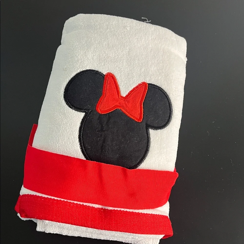NWOT Disney Minnie Mouse Hand Towels, 2-Pack, 16 x 28 Inches (White - Minnie)